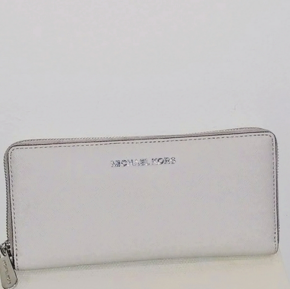 Michael Kors Handbags - Michael Kors Jet Set Wallet